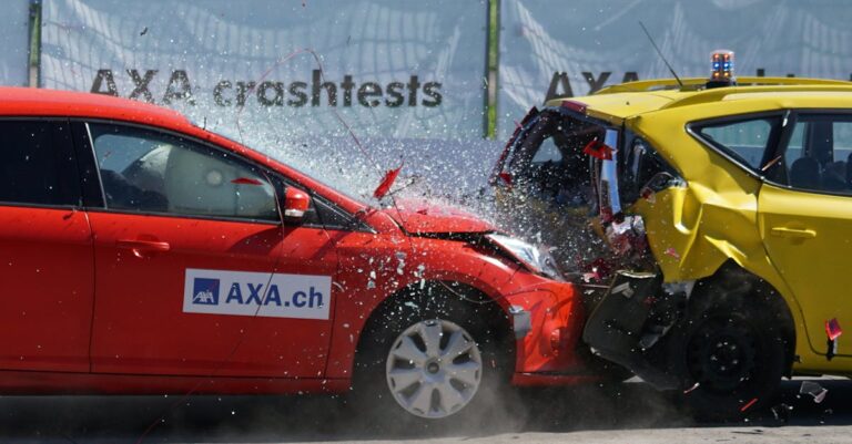 Accident à Grenoble : une collision entre un véhicule du Samu et une voiture fait quatre blessés