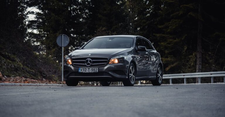 découvrez la mercedes 190 : une icône du design automobile des années 80
