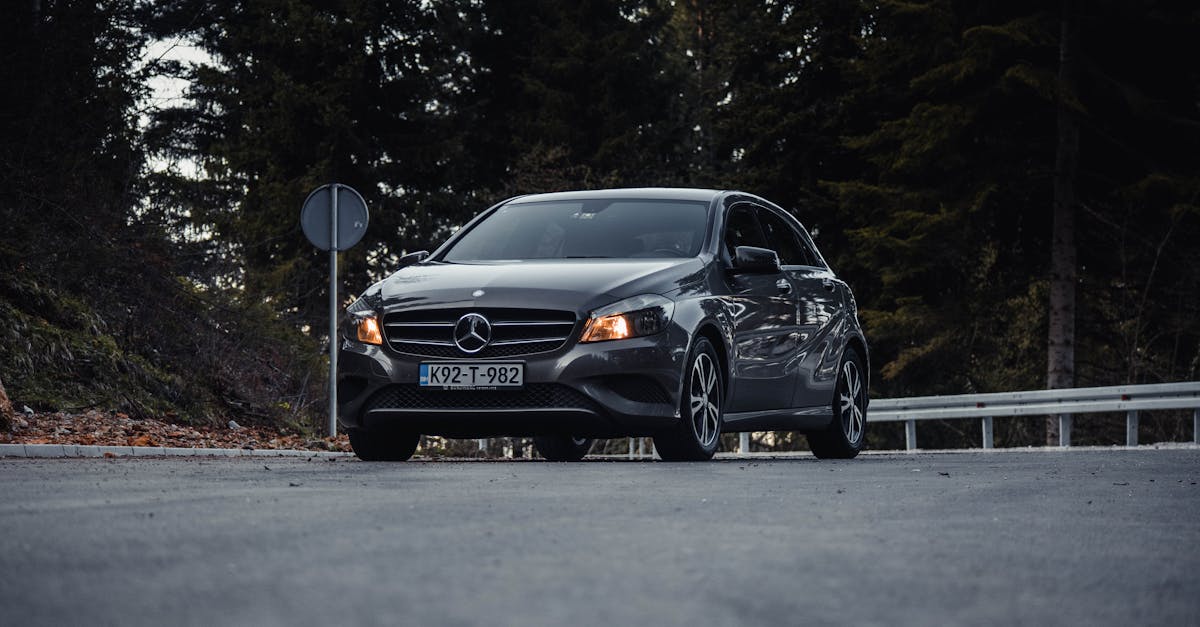 découvrez la mercedes 190, une berline emblématique des années 80 alliant élégance, confort et performance. explorez son design intemporel et ses caractéristiques techniques qui en font un classique apprécié des passionnés d'automobiles.