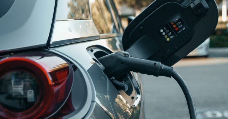 Investir dans une voiture hybride rechargeable d'occasion pour moins de 20 000 € : un projet réalisable et avantageux !