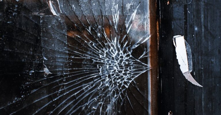 A revealing broken window: Justine's surprising discovery in her car