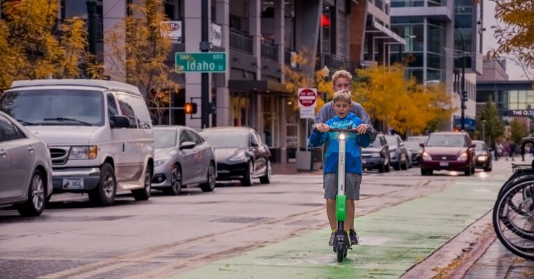 Ultraviolette fait sensation avec le lancement de son scooter électrique innovant