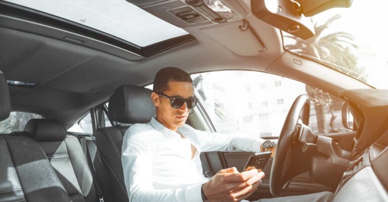 Plongez dans l'expérience de conduite mains-libres avec l'Echo Auto, le best-seller d'Amazon