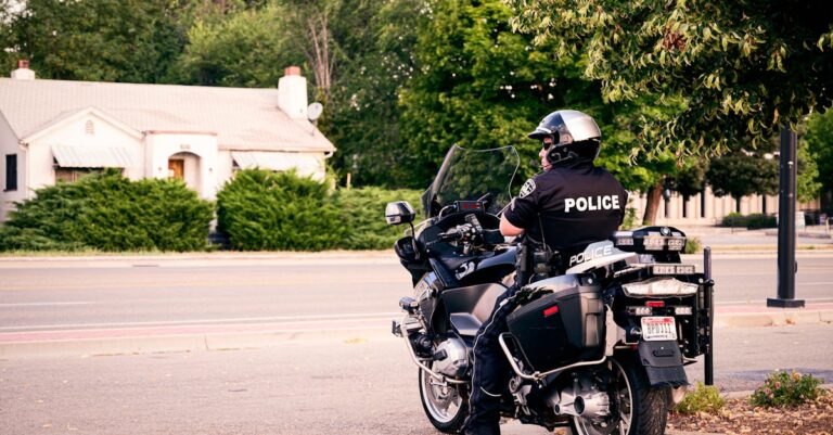 Un conducteur frustré par une lenteur inattendue découvre qu'il a dépassé une voiture banalisée de la police