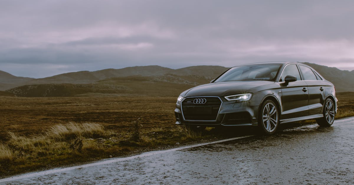 Descubra el Audi A4, una berlina que combina elegancia, rendimiento y tecnología avanzada. Disfrute de una conducción placentera gracias a sus potentes motores y su refinado interior. Explore las características que hacen del Audi A4 una opción esencial para los amantes de los coches premium.