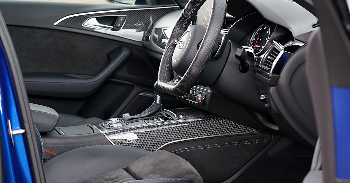 En términos de tecnología, el Audi A4 2025 representa un avance significativo al incorporar funciones más inteligentes y conectadas. El referente sigue siendo el sistema Audi Virtual Cockpit, con una resolución impresionante que promueve una conducción intuitiva al mostrar toda la información esencial al volante. Todo está diseñado para optimizar la seguridad y la conectividad.