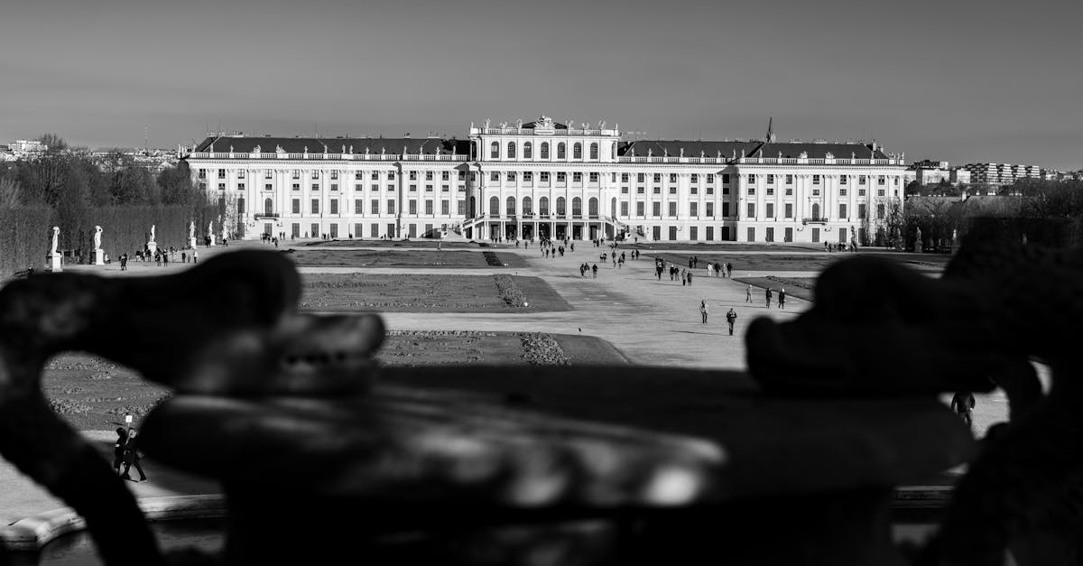 découvrez le grand prix d'autriche, une course palpitante de formule 1 qui se déroule sur le circuit de spielberg. plongez dans l'adrénaline, les paysages majestueux des alpes autrichiennes et l'intensité des pilotes sur la piste. suivez l'actualité de l'événement, les performances des équipes et les moments forts de cette compétition emblématique.