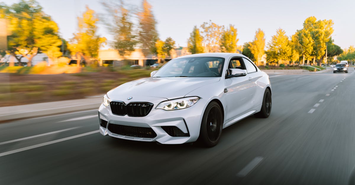 découvrez la bmw m2, une compact sportive au design audacieux et aux performances impressionnantes. ses lignes agressives, son moteur puissant et sa technologie de pointe en font le choix idéal pour les passionnés de conduite. plongez dans l'univers de la performance automobile avec la bmw m2.