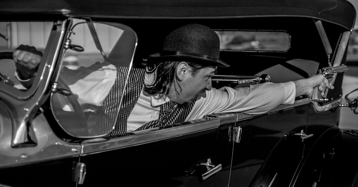 dĂ©couvrez l'adrĂ©naline des courses-poursuites en voiture, oĂč la vitesse, le suspense et l'action s'entrelacent pour crĂ©er des moments palpitants. plongez dans l'univers effrĂ©nĂ© des courses-poursuites, que ce soit dans les films, les jeux vidĂ©o ou la rĂ©alitĂ©.