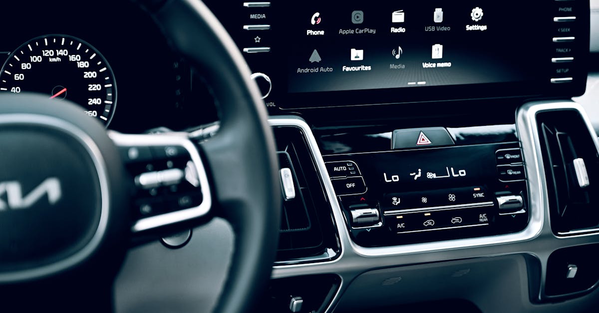 يُقدم اختيار مُحوّل CarPlay لاسلكي بسعر معقول العديد من المزايا الملموسة. أولًا، يُغني عن عناء الكابلات، مما يجعل استخدام الهاتف الذكي أكثر سلاسة، خاصةً عند التنقل أو إدارة الموسيقى. تُصبح القيادة أكثر أمانًا بفضل قدرة السائق على إبقاء يديه على عجلة القيادة وعينيه على الطريق، وفقًا لتوصيات السلامة على الطرق. بالإضافة إلى ذلك، تُسهّل هذه المُحوّلات المزامنة مع جميع أجهزة Apple iOS، دون الحاجة إلى تحديثات مكلفة لإلكترونيات السيارة. كما تُتيح إمكانية الاتصال لاسلكيًا تركيبًا أنظف وأقل تعقيدًا. بعض الطرازات، مثل Carlinkit أو JSAUX، تُوفر توافقًا فوريًا مع ميزة التعرف على الصوت Siri، مما يُتيح لك التحكم في الملاحة أو الموسيقى صوتيًا. هذا يُوفر تنوعًا كاملًا بسعر معقول. وأخيرًا، تُساهم هذه المُحوّلات في إطالة عمر السيارة، وتجنب تكاليف الاستبدال الباهظة أو الترقية الكاملة. سواءً للتنقل اليومي أو الرحلات البرية الطويلة، فإن وجود هذا الاتصال في متناول يدك يُسهّل عليك القيادة بشكل كبير. اكتشف CarPlay، الحل المبتكر من Apple الذي يتيح لك توصيل جهاز iPhone بسيارتك لسهولة الوصول إلى تطبيقات الملاحة والموسيقى والاتصالات، كل ذلك بأمان على شاشة سيارتك.