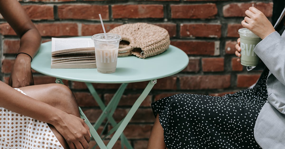 découvrez notre collection de clutchs élégants et tendance, parfaits pour rehausser toutes vos tenues. que ce soit pour une soirée, un mariage ou une sortie entre amis, trouvez le sac idéal qui allie style et praticité.