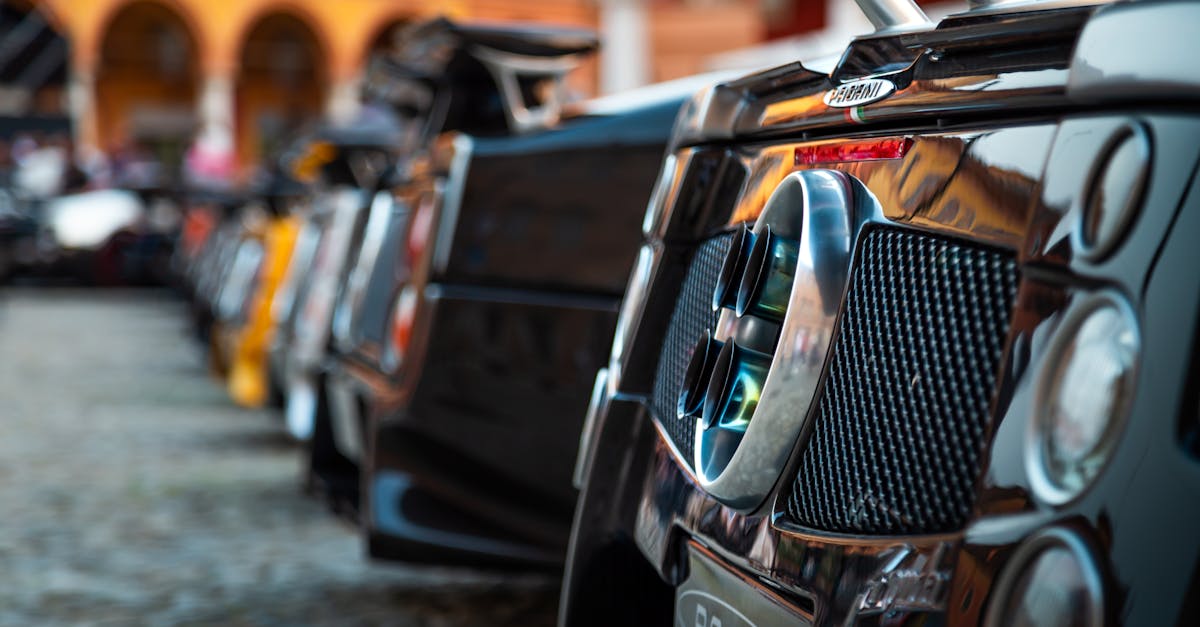 dĂ©couvrez le monde fascinant des hypercars, des vĂ©hicules d'exception alliant design futuriste, performance extrĂȘme et technologie de pointe. plongez dans l'univers de la vitesse, de l'innovation et du luxe automobile.