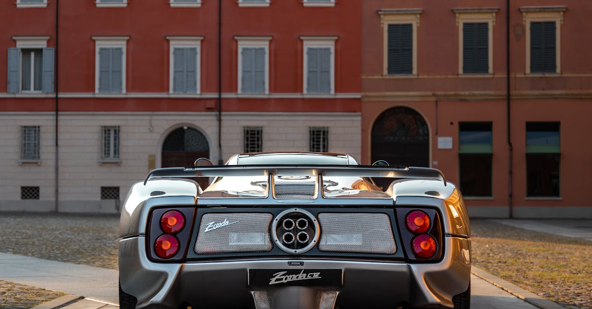 découvrez l'univers fascinant des hypercars, ces véhicules d'exception alliant performances inimaginables, technologies avancées et designs futuristes. explorez les derniÚres innovations et modÚles qui redéfinissent les limites de l'ingénierie automobile.