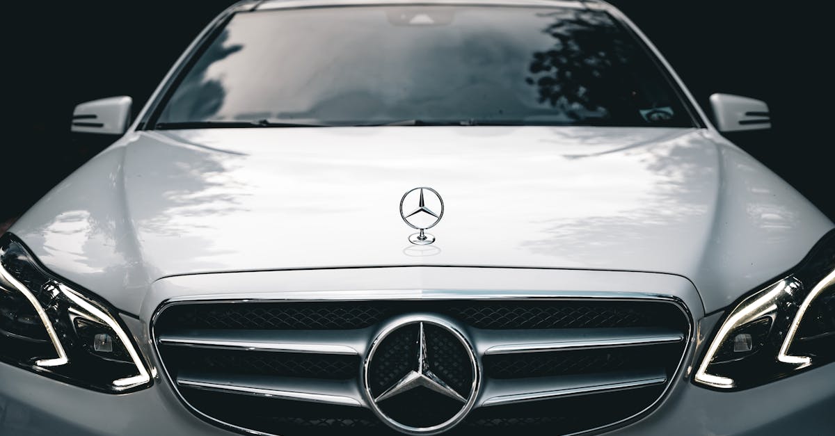 Das Facelift der A-Klasse verändert ihre ästhetischen Grundlagen nicht, nimmt aber subtile Änderungen vor, die dem Auto neue Dynamik verleihen. Das Exterieur erhält eine leichte Auffrischung mit einem überarbeiteten Kühlergrill und modernisierten Karosseriedetails, während der Innenraum die Messlatte in Sachen Qualität und Technologie weiter höher legt. Auffällig ist die Integration eines umweltfreundlicheren Antriebsstrangs mit Mikrohybridisierung. Es trägt dazu bei, CO2-Emissionen zu reduzieren und die Leistung in einer Zeit zu steigern, in der Kraftstoffeffizienz immer wichtiger wird.