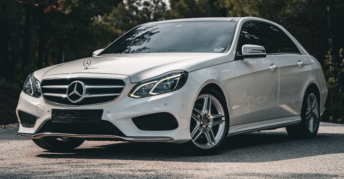 découvrez la mercedes e-class, une berline alliant élégance, confort et innovation. plongez dans un univers où performance et technologie se rencontrent pour offrir une expérience de conduite inégalée.