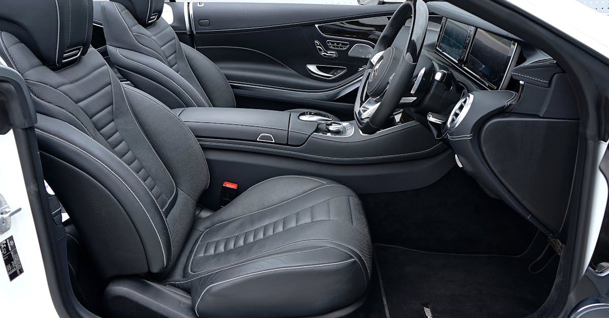 Descubre el Mercedes GLC Coupé, un elegante SUV que combina rendimiento y estilo. Con su diseño audaz, su interior refinado y sus tecnologías avanzadas, este vehículo encarna el lujo y el confort. Disfruta de una experiencia de conducción inigualable en cualquier carretera.