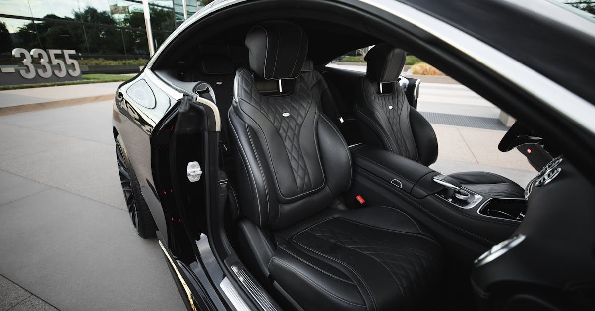 Lo que sigue cautivando al GLC Coupé es su capacidad para combinar suavidad de conducción y eficiencia deportiva. El motor 250 D, en particular, ofrece un par generoso con un consumo de combustible razonable, ideal para las exigencias del modelo 2025, con sus estándares medioambientales cada vez más exigentes. La opción de integrar motores híbridos enchufables, como el modelo E Performance, ofrece una aceleración excepcional: la versión deportiva acelera de 0 a 100 km/h en menos de 5 segundos, un rendimiento digno de vehículos de la categoría Porsche Cayenne Coupé. Su transmisión 4MATIC, opcional o de serie según el nivel de equipamiento, garantiza un agarre ejemplar incluso en condiciones climáticas adversas. Potencia: hasta 489 CV con el AMG GLC 63 S E Performance 💪