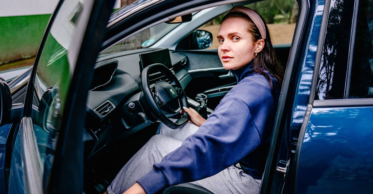 découvrez la peugeot e-3008, un suv électrique au design moderne et à la technologie avancée. profitez d'une conduite silencieuse et écologique tout en bénéficiant d'un espace intérieur spacieux et confortable. idéale pour une mobilité durable, elle allie performance et autonomie pour tous vos trajets.