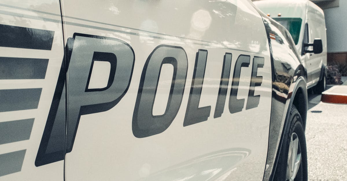 découvrez le monde fascinant des voitures de police, de leur conception à leur utilisation sur le terrain. explorez les différents modèles, technologies et missions qui font de ces véhicules des alliés essentiels pour la sécurité publique.