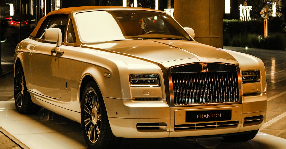 découvrez l'univers fascinant de rolls royce, symbole d'élégance, de luxe et d'ingénierie d'exception. explorez nos modèles emblématiques, l'histoire de la marque et l'art de créer des voitures sur mesure.