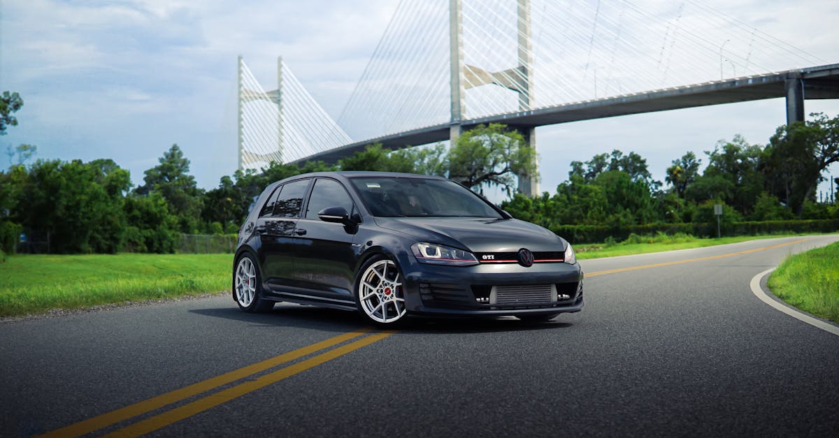 当我们仔细审视高尔夫 II GTI 的设计时,我们必须认识到当时的技术精湛。大众汽车能够彻底更新其基础,同时保持令人放心的连续性。该平台更大、更坚固,扭力轴后悬架配有轴承,可实现出色的操控性。新的空气动力学系统具有改进的系数 (Cx),有助于提高稳定性和消耗量。引擎盖下,首先在高尔夫 I GTI 上使用的博世机械喷射 1.8 升发动机,其功率维持在 112 马力,而 1986 年的运动版 GTI 16S 则爆发出 139 马力的骑兵。 1990 年推出的 G60 版本配备压缩机,将功率提升至 160 马力,使高尔夫 II GTI 成为当时某些肌肉车的有力竞争对手,同时保持紧凑性。