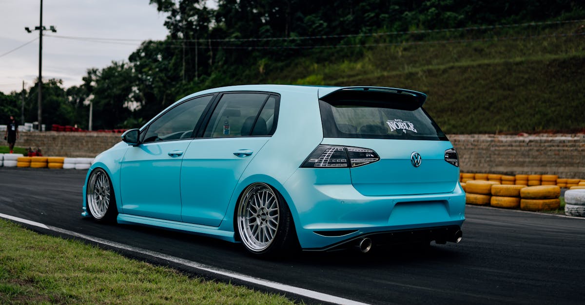 检查腐蚀情况:这些老款车型的敏感问题,尤其是在车底 🚗