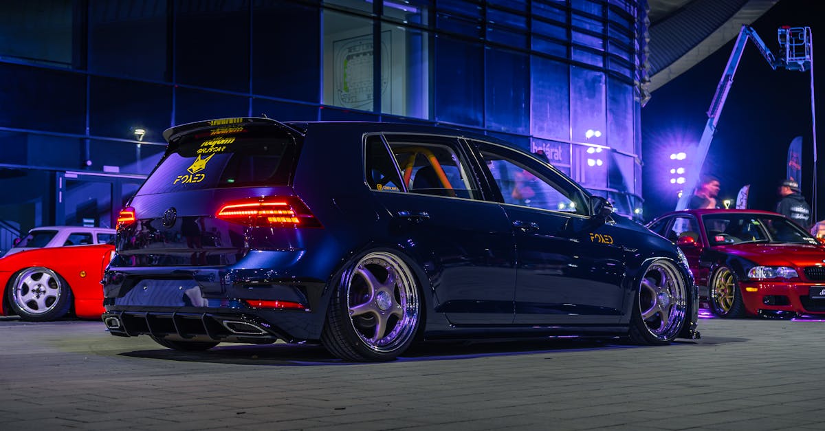 Entdecken Sie den Volkswagen Golf R32, eine Sportlimousine, die beeindruckende Leistung, elegantes Design und modernste Technologie vereint. Mit seinem leistungsstarken Motor und seiner Agilität bietet der Golf R32 Autoliebhabern ein unvergleichliches Fahrerlebnis.