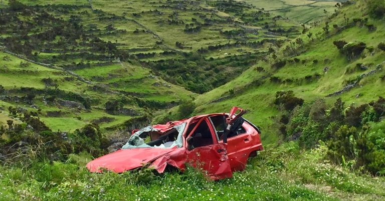 Un accident spectaculaire sur la Nationale 10 : une voiture remorquant un bateau se renverse dans les Deux-Sèvres