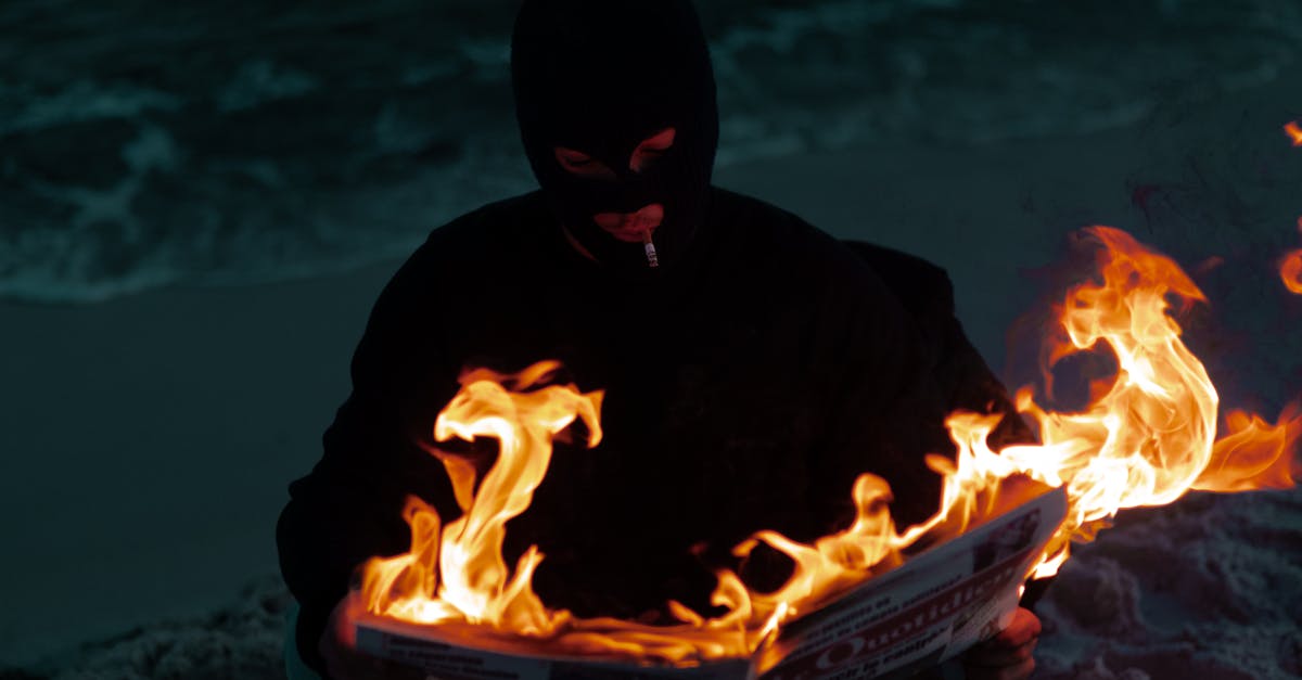 découvrez le concept d'arson, un crime volontaire qui consiste à incendier des propriétés. explorez ses implications légales, ses motivations psychologiques et son impact sur les communautés. informez-vous sur la prévention et les mesures à prendre face à ce fléau.