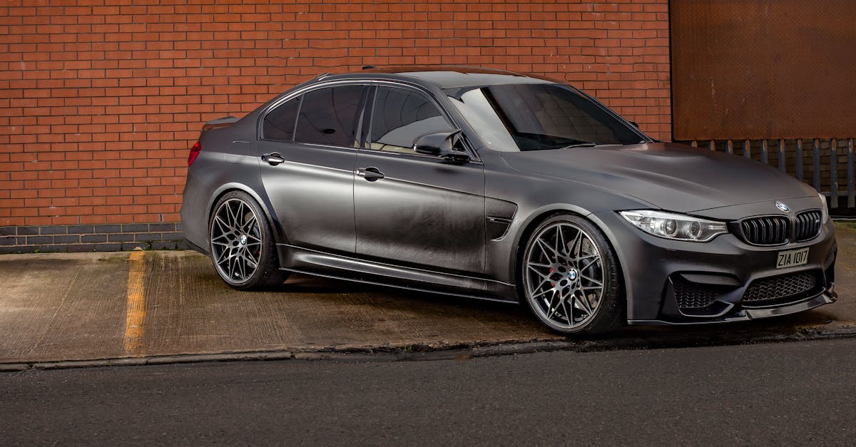El precio del BMW M3 G80 no se limita a la simple potencia de su motor. También es el resultado de un conjunto de elementos que marcan la diferencia en la categoría de automóviles de lujo. La calidad de los materiales, el montaje, la tecnología a bordo y la capacidad de personalización juegan un papel fundamental en esta valorización. El motor en sí, con un motor turbo de 3,0 litros que desarrolla una potencia increíble, justifica especialmente el elevado precio. La tecnología de tracción total xDrive, que garantiza una estabilidad óptima, también ofrece un buen punto por el precio total. Por último, el equipamiento interior, a menudo totalmente configurable, integra sistemas audiovisuales de última generación y dispositivos de seguridad innovadores, incluido un asistente de voz y ayudas avanzadas a la conducción.
