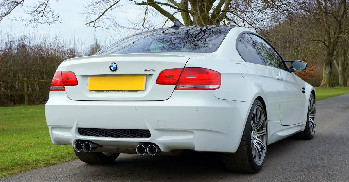 Elegir un motor más o menos potente en la gama BMW G80 M3 implica consideraciones financieras, así como diferencias en rendimiento y consumo de combustible. La versión más asequible, el 3.0 530 XDRIVE M3 COMPETITION, ofrece una excelente relación calidad-precio, ideal para conductores exigentes pero con presupuesto ajustado. La versión más extrema, el 550 M3 CS, justifica su precio con un rendimiento optimizado y un equipamiento deportivo de alta gama. Sin embargo, también debe considerarse el impacto económico a largo plazo: el mantenimiento, el seguro y el consumo de combustible pueden variar según el motor. El enfoque debe tener en cuenta el coste total de propiedad. Aspecto