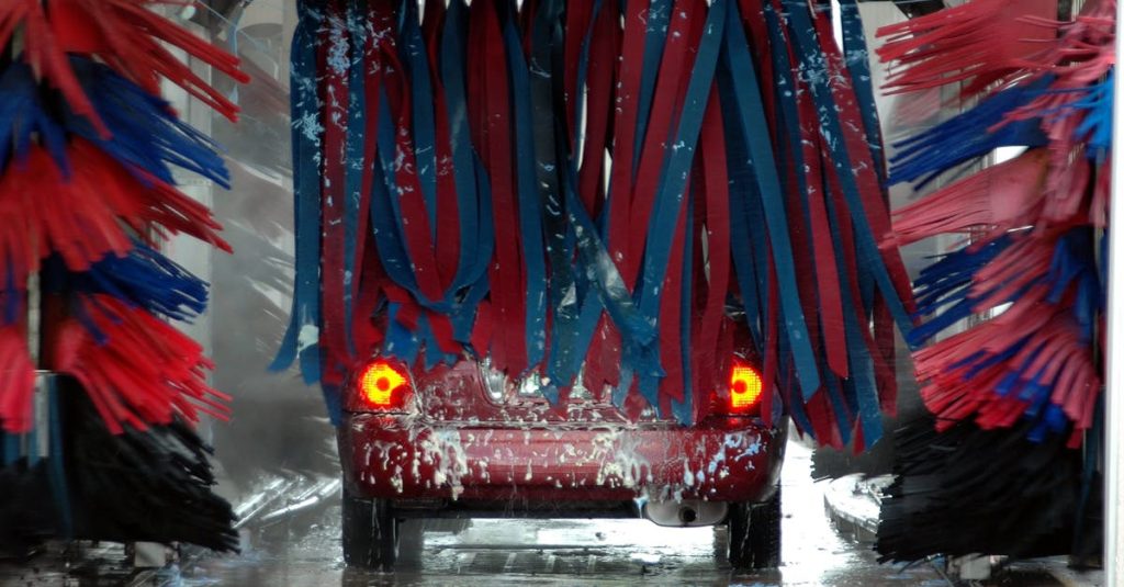 une voiture profite d'un nettoyage gratuit grâce aux jets d'eau du Remblai aux Sables-d'Olonne
