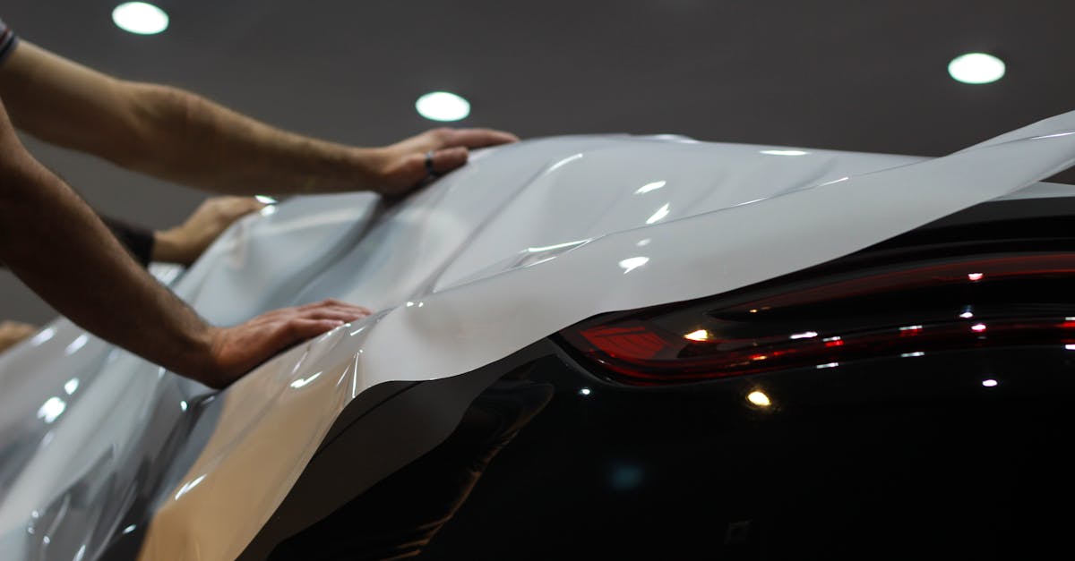 粘着フィルムを使って車をパーソナライズする革新的な方法、カーラッピングの芸術を体験してください。愛車の外観を一変させ、塗装を保護しながら、あなただけのスタイルに個性をプラスできます。カラーとデザインの無限の可能性を探求してください。