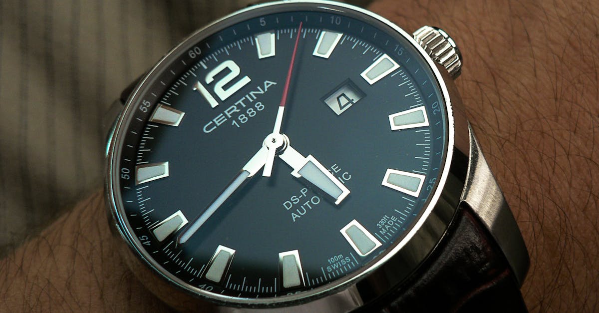 Questo fine settimana di festeggiamenti inizia sabato con una mostra al Parc André Citroën, dove gli appassionati potranno scoprire una collezione unica di 200 modelli DS, dai primi modelli del 1955 alle versioni più moderne. La presentazione e la selezione di veicoli mettono in mostra l'evoluzione del design e della tecnologia, con particolare attenzione a modelli rari o speciali, come la DS Presidential e la DS Cabriolet.