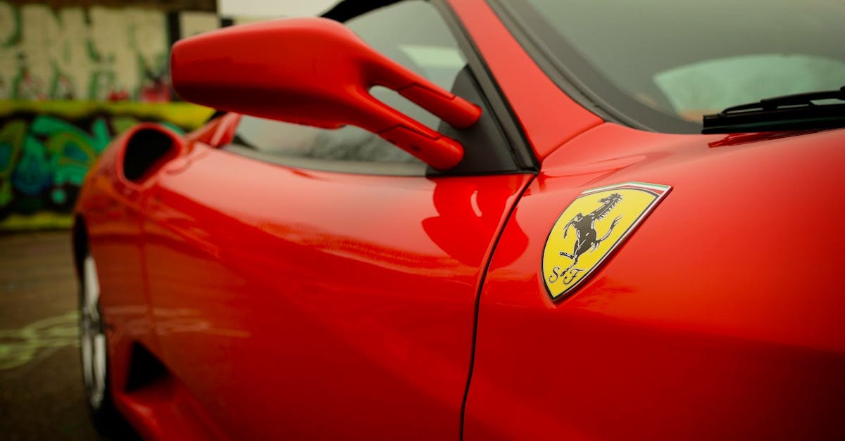 O design do Ferrari Purosangue impressiona à primeira vista. Com suas linhas musculosas e proporções extraordinárias, evoca uma criatura pré-histórica pronta para atacar. A presença de portas bipartidas, uma raridade nesta categoria, reforça a ideia de um animal selvagem pronto para abrir as asas. A dianteira apresenta uma grade maciça, emoldurada por faróis afilados, que conferem a este SUV um aspecto felino. A altura é controlada, evitando assim qualquer desarmonia entre tamanho e agilidade, mantendo um visual sofisticado que não trai suas origens de corrida.