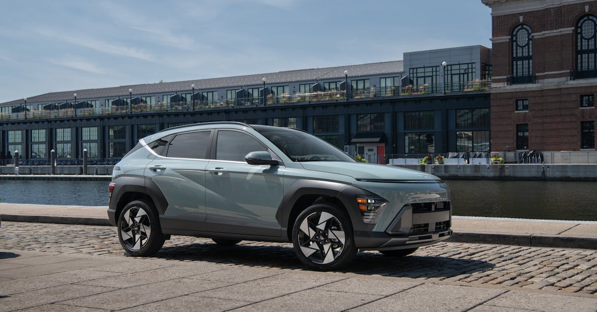 モダンなデザイン、洗練された快適性、そして先進技術を融合させたアーバンSUV、ヒュンダイ・コナをご覧ください。ダイナミックで多用途な車を求める都市生活者に最適なコナは、快適なドライビングエクスペリエンスと卓越したパフォーマンスを提供します。