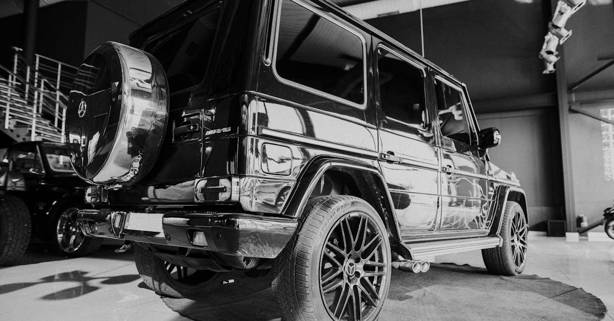 découvrez la mercedes g-class, un suv emblématique alliant luxe, performance et robustesse. avec son design intemporel et ses technologies de pointe, la g-class est le choix parfait pour ceux qui recherchent une expérience de conduite sans compromis sur le confort et l'élégance.