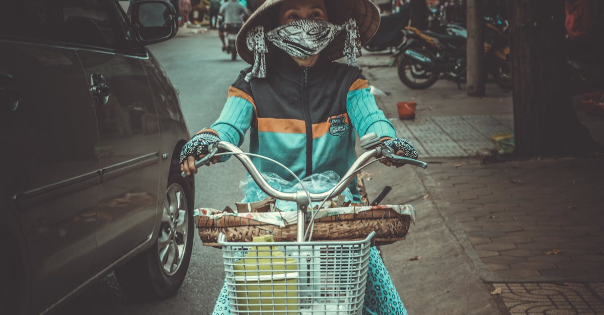 protégez votre moto des intempéries avec notre housse de moto durable et résistante. disponible en plusieurs tailles et matériaux, elle garantit une protection optimale contre la pluie, la poussière et les rayons uv. idéale pour un rangement en extérieur ou en intérieur.