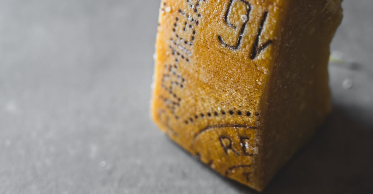 プジョー205ターボ16のような希少モデルの価格評価には、多くの要素が重要な役割を果たします。まず第一に、車両の状態です。走行距離が少なく、オリジナルのパーツがそのまま残された、良好なメンテナンス状態であれば、その価値は格段に高まります。正規証明書や整備履歴などの書類一式は、価値をさらに高める重要な要素となります。