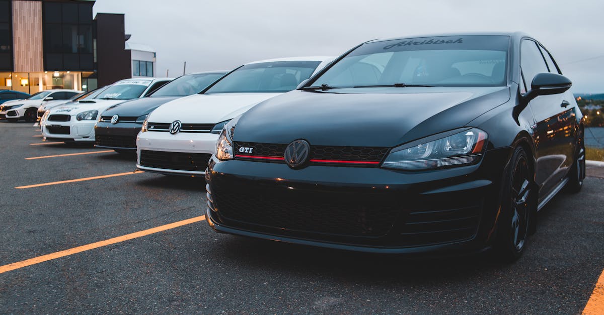 Das Ergebnis dieser Entscheidung ist ein rund 1.200 kg schweres Auto mit ausschließlich manuellem Getriebe und umfangreichem Motortuning in Zusammenarbeit mit Peugeot Sport. Die Philosophie dieses GTI unterscheidet sich deutlich von moderneren, oft schwereren und komplexeren Modellen, bei denen jedes zusätzliche Gramm lediglich das Gesamtgewicht oder den Kraftstoffverbrauch beeinflusst. Die Leistung liegt vor allem im Ansprechverhalten des Motors, dem Fahrspaß bei jeder Kurve und dem puren Gefühl eines geradlinigen, mechanischen Lebensstils. Es ist diese Authentizität, die Sammler und Liebhaber klassischer französischer Sportwagen heute suchen.