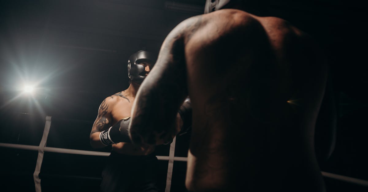 プジョー・ボクサーの注目すべき革新性は、インテリアデザインにあります。コックピットは、長時間の勤務でも機能性を保ちながら、最高の快適性を提供するよう設計されています。上質な素材、人間工学に基づいた操作部、そして直感的に操作できるコンソールレイアウトは、モダンで効率的な感覚を演出します。広々としたダッシュボードには、書類、工具、電子機器の収納に最適な収納コンパートメントが多数備わっています。充実したアメニティの中には、非常に実用的なセンタートランクと、運転中に書類や飲み物を冷やしておくのに最適な2つのグローブボックス(うち1つは冷蔵機能付き)があります。統合されたテクノロジーと運転支援機能