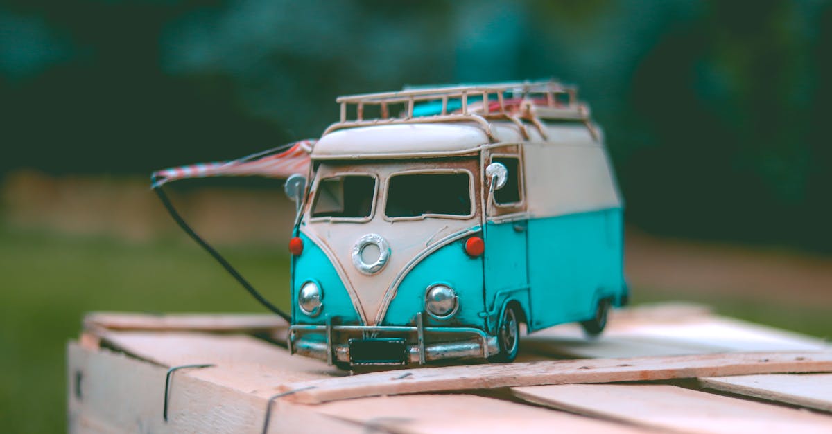 购买二手车并非随心所欲。专家证明,良好的车检和一些有针对性的检查可以避免许多失望。在做出任何决定之前,务必通过专业平台查询车辆的完整历史记录,以确保车辆未遭盗窃、未遭遇严重事故或在可疑情况下更换过发动机。这也有助于您确认车辆的维护保养工作是否已得到严格执行。