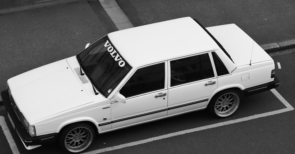 Tuttavia, questa configurazione degli interni dimostra la volontà di Volvo di coniugare lusso e praticità, anche se alcuni dettagli, come l'altezza del battitacco o del pavimento, possono risultare sconcertanti. La finitura del sistema di inclinazione elettrico, abbinata all'utilizzo di materiali pregiati, crea un'atmosfera sofisticata, quasi intima, per ogni passeggero posteriore. Capacità di carico e connettività all'altezza delle ambizioni