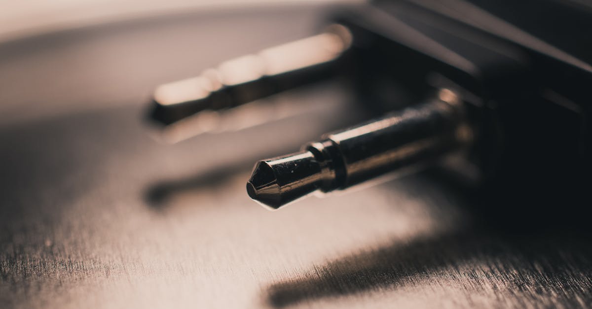 Este pequeno dispositivo, mais barato do que muitos dispositivos topo de linha, mas igualmente potente, conta com uma série de tecnologias avançadas para garantir uma conexão rápida e estável. A chave para o seu sucesso reside na combinação de Bluetooth 5.4 e Wi-Fi 6, que lhe conferem velocidades de transmissão excepcionais e baixa latência, mesmo ao utilizar várias aplicações em simultâneo. Fácil de configurar, não requer aplicações adicionais nem atualizações demoradas, o que representa uma vantagem considerável para condutores com menos conhecimentos tecnológicos.