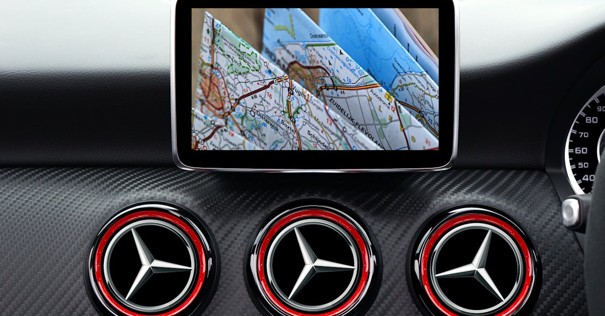 لكن ما يُميز هذا النظام تحديدًا هو ميزاته. تضمن التحديثات التلقائية للخرائط عبر شبكة Wi-Fi دقةً مُستمرةً في الملاحة. كما تُسهّل تنبيهات حركة المرور اللحظية وتحديد المناطق منخفضة الانبعاثات التخطيط وتجنّب المفاجآت غير السارة. يُتيح لك دمج التوجيه الصوتي دون أي التزام التركيز على الطريق، مما يُعزز السلامة. باختصار، يُحسّن هذا النظام كل رحلة من خلال الجمع بين البساطة والكفاءة. يُسهّل سعره المُخفّض على أمازون أخيرًا انتشاره على نطاق واسع، بينما تظل نسبة السعر إلى الأداء من بين الأكثر جاذبية في السوق.