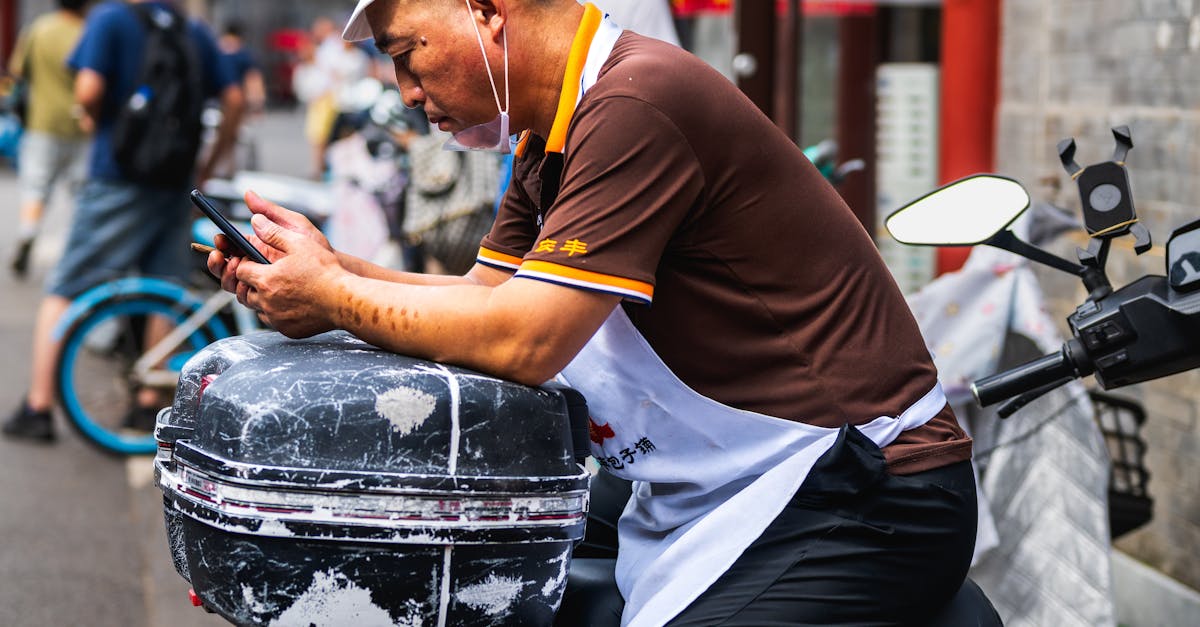 support de téléphone pour moto: fixation robuste, anti-vibrations, compatible iphone/android, installation rapide. gardez votre gps visible en toute sécurité.