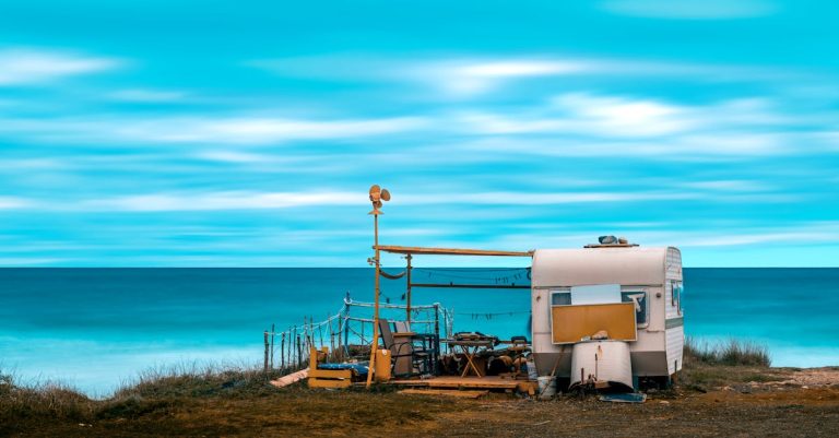 Un camping-car géant tente un demi-tour et se retrouve coincé, paralysant la circulation pendant 5 heures