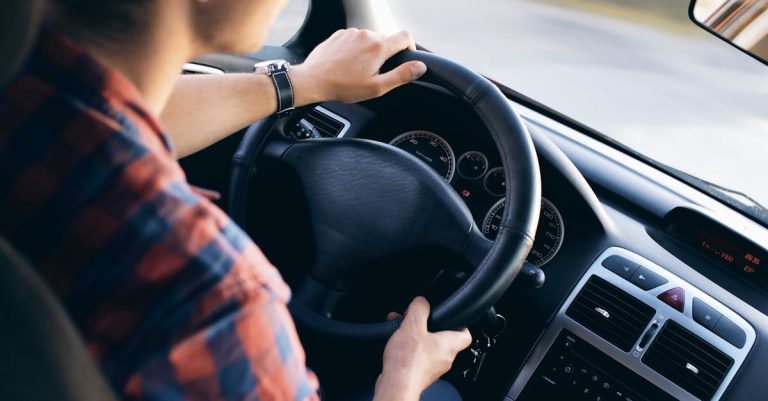 Une entreprise mordelaise transporte les joueurs à bord d'un car aux couleurs vibrantes du Stade Rennais
